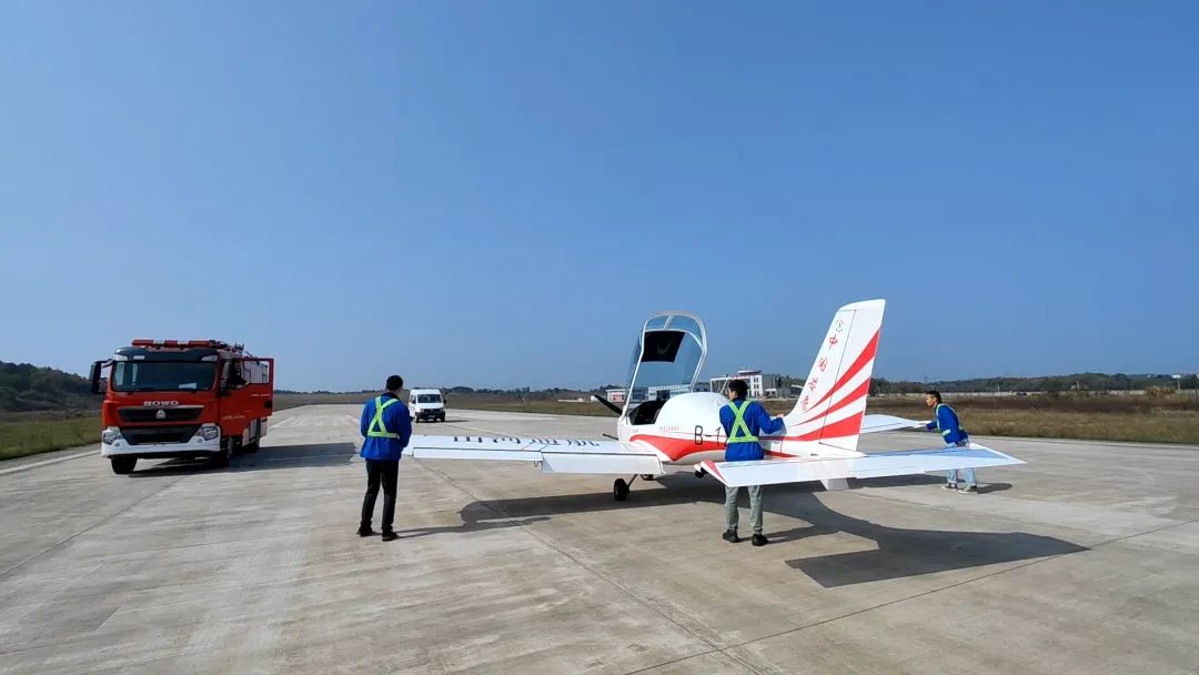 空地協(xié)同顯身手！湖南航空應(yīng)急救援隊山河機組開展特情處置應(yīng)急演練