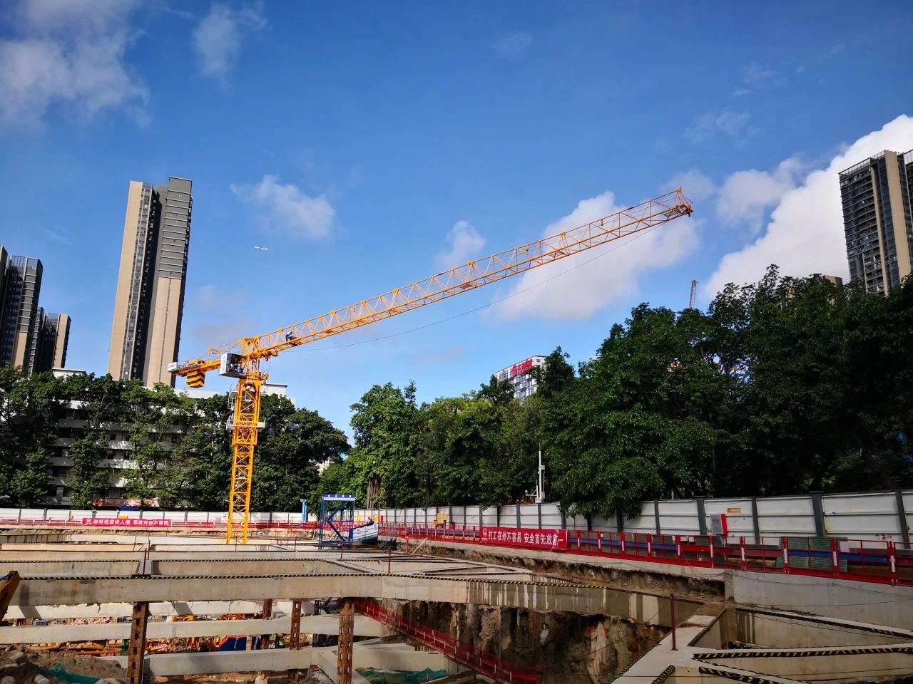 進(jìn)軍深圳市場！山河江麓塔機(jī)為人才建好家